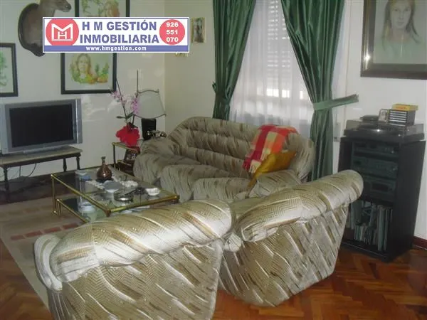 Casa en zona centro de Alcázar a 5 minutos de la Plaza de España, En planta baja.: Garaje para dos coches, 3 habitaciones, servicio, patio cubierto distribuidor, patio exterior de 50 m2 y cuarto de — 12