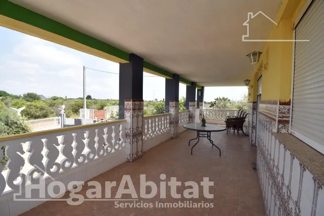 CHALET RÚSTICO CON PISCINA, TERRAZA Y PARKING — 4