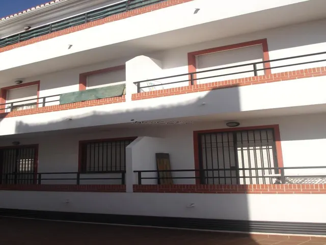 600 euros, comunidad incluida, cerca metropolitano, amueblado. — 14