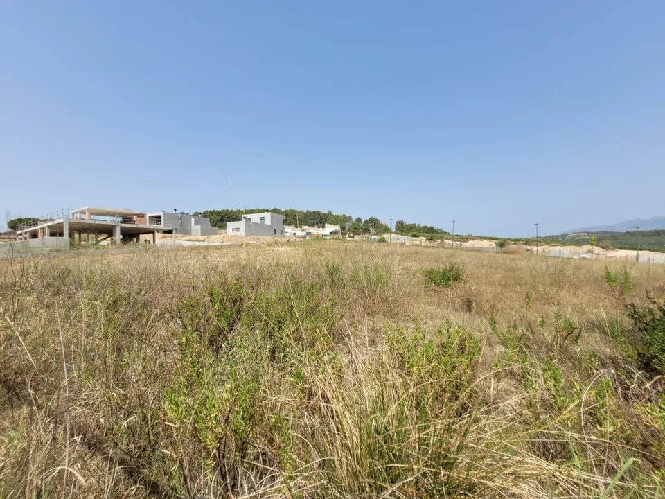 Terreno edificable con proyecto y permiso de obra vigente en Sant Esteve Sesrovires