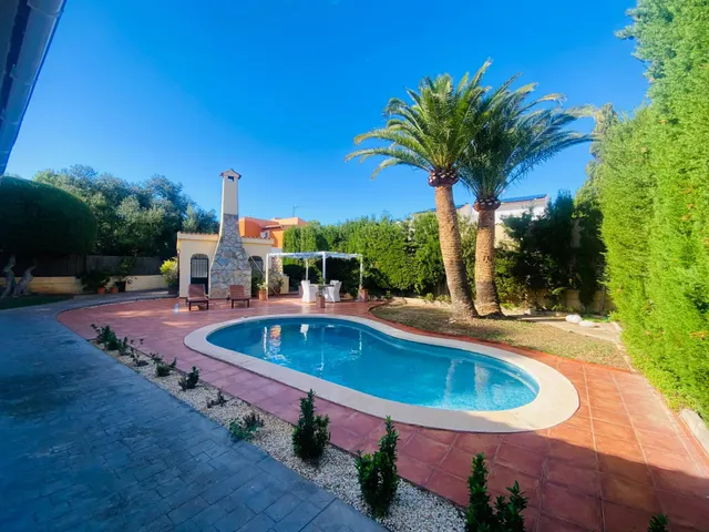 Encantadora casa en Bahia Grande, Llucmajor, con piscina, jardín mediterráneo y terrazas cubiertas — 23
