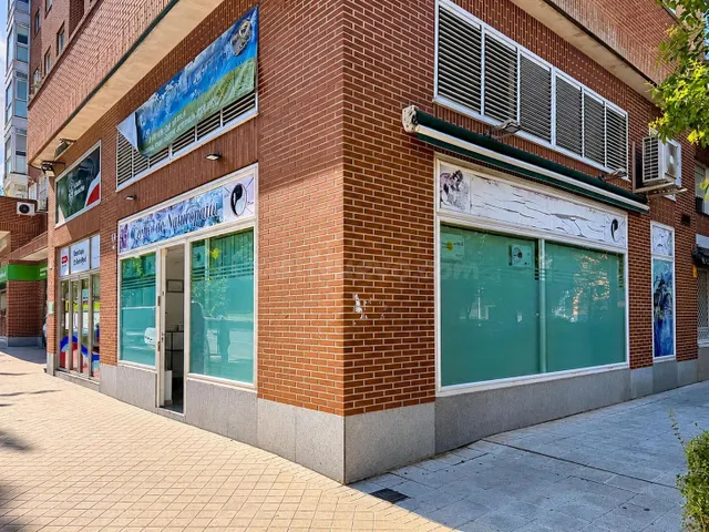Amplio Local Comercial en Portazgo, Madrid - Ideal para tu N