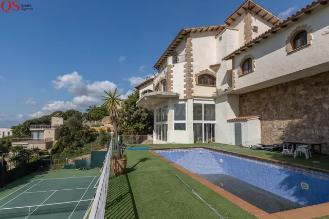 Casa con piscina, pista de tenis y vistas al mar en la urban