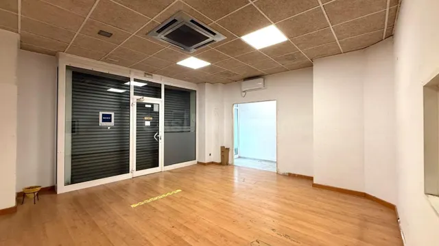 Amplio Local Comercial en Alquiler en Montigalà, Badalona - 
