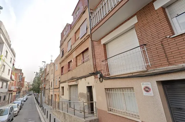 se vende estudio okupado en Calle DALT DELS BANUS, 22 Santa  - foto 3