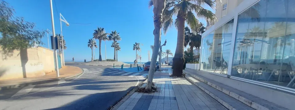 se vende restaurante, equipado a 50 de la playa. Terraza cerrada.
