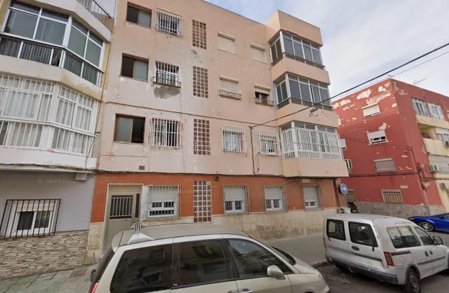 Se vende piso OKUPA en Almería (Almería).