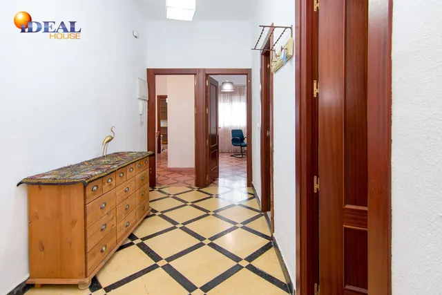 Por debajo de la Plaza Trinidad, a un paso de Facultad de Traductores, Derecho, Escuela de Arte y Oficios. Actualmente 6 estancias(incluido el salón). un cuarto de baño, un aseo, cocina. Techos Alto — 16