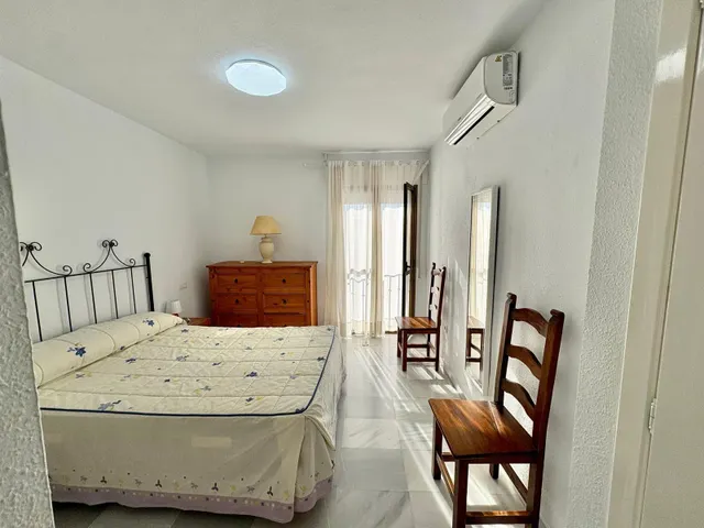 Casa adosada con dos patios privados y piscina comunitaria en Caleta de Vélez — 12