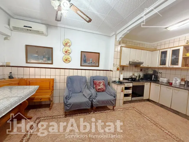 ¡En buena zona! Casa amplia y luminosa con gran terraza y balcón — 32
