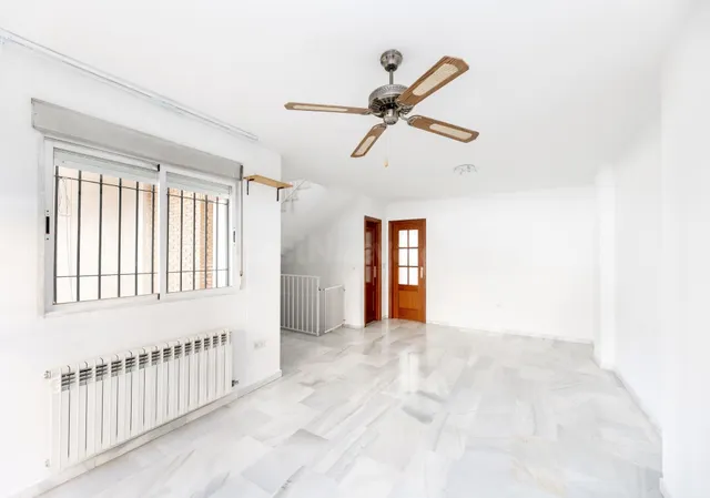 Vive en el corazón de Armilla: 4 dormitorios, patio, terraza y garaje — 5