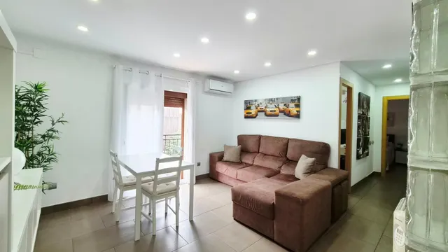 Piso reformado de tres habitaciones