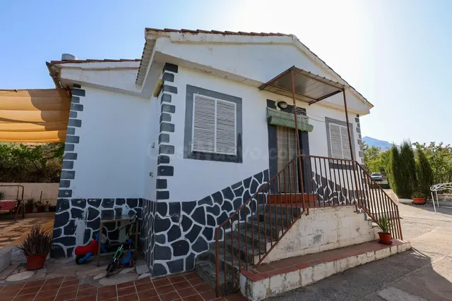 Finca rústica de 9.766 m2 con vivienda legalizada, AFO y pis