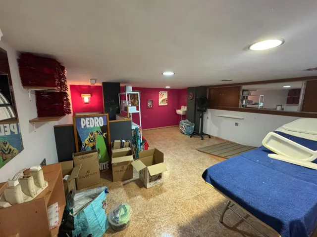 SE VENDE EXCELENTE LOCAL — 13
