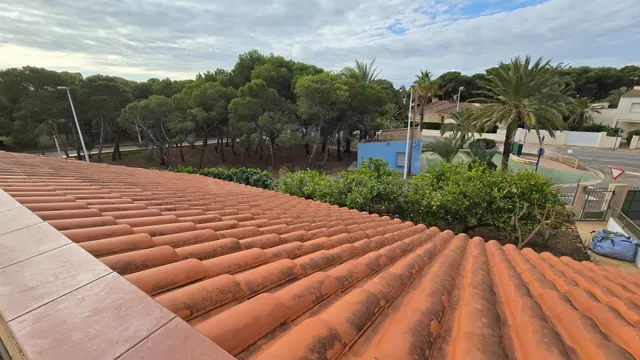 Chalet independiente con gran parcela, jardín y amplias zonas exteriores — 16