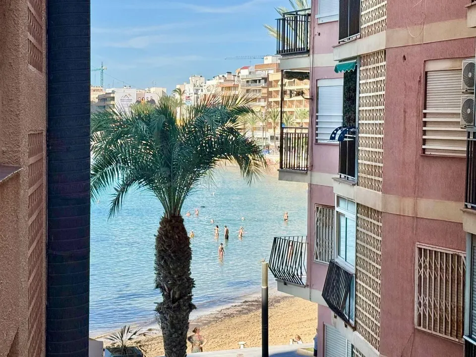 Apartamento reformado de 2 dormitorios en primera línea de Playa del Cura con vistas laterales al mar