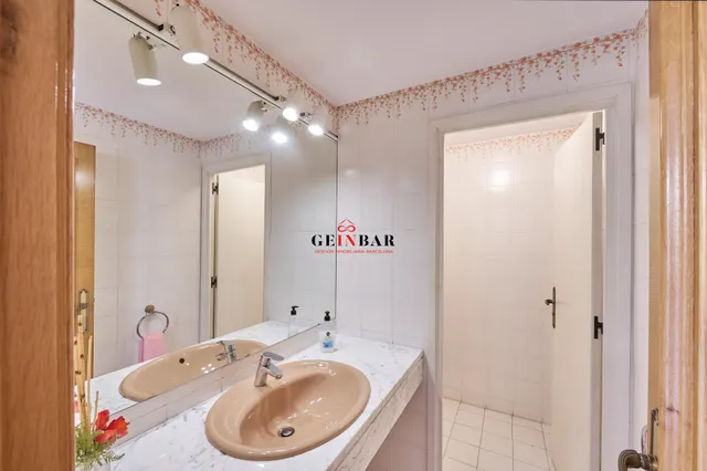 ESPETACULAR CASA EN ZONA EXCLUSIVA Y TRANQUILA CON JARDÍN — 18