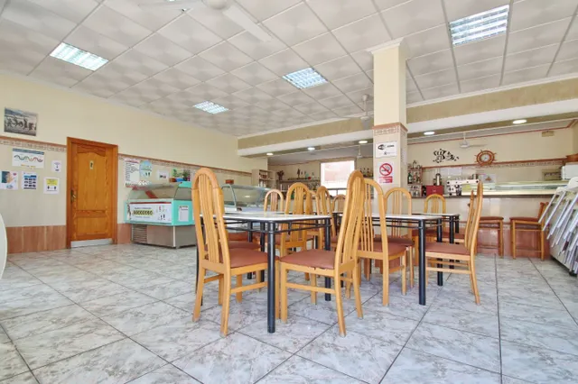 Local con terraza enorme, donde se encuentra 3 negocios en Santa Pola!!! — 17