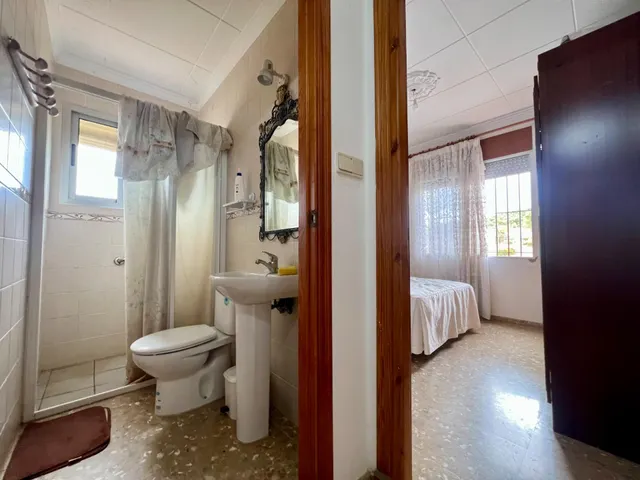 FINCA CON PISCINA, HUERTO, POZO Y VIVIENDA — 50