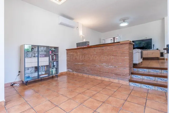 Chalet en esquina de 4 Dorm. en Otura — 28