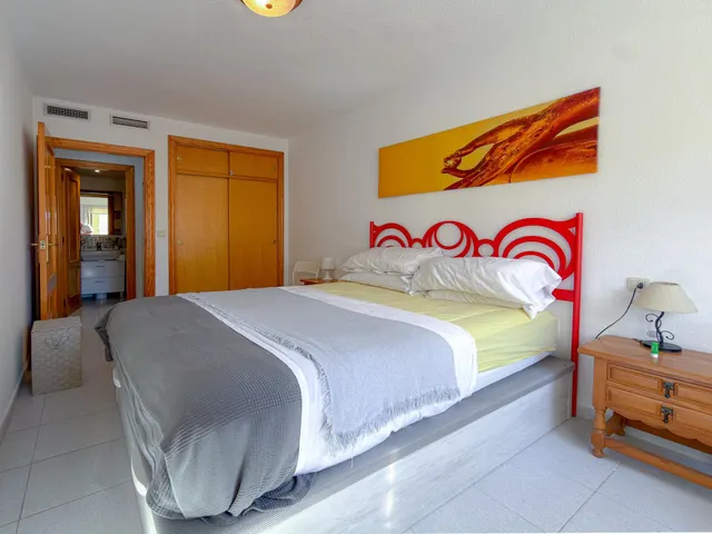 Amplio apartamento con 3 dormitorios y gran terraza con vistas a la piscina + Garaje incluido en el precio — 22