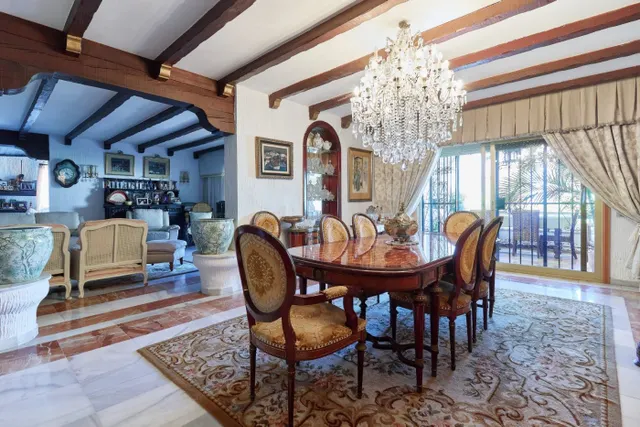 VENTA DE VILLA PAREADA EN EL CENTRO DE MARBELLA. 8 DORMITORIOS, JARDÍN CON PISCINA Y PARKING. — 6