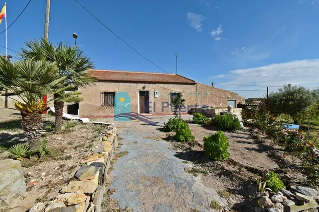 CASA DE CAMPO CON GRAN PARCELA, ÁRBOLES Y ZONA PARA ANIMALES
