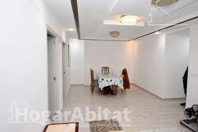 MUY AMPLIO Y REFORMADO JUNTO AL CENTRO DE SALUD - foto 3