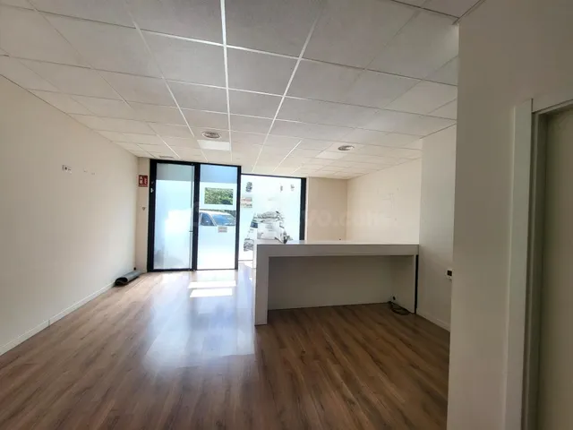 Amplio Local Comercial Reformado en el Almaig, Ontinyent — 2