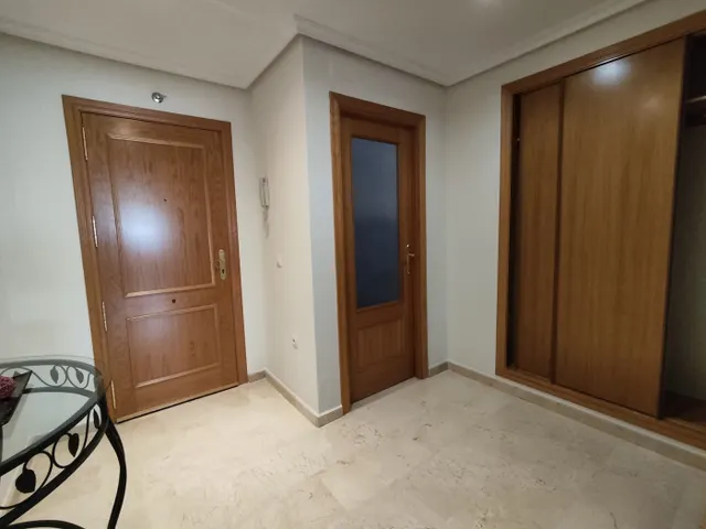 Piso seminuevo con cuatro amplios dormitorios, dos baños completos, garaje, trastero y piscina comun — 11