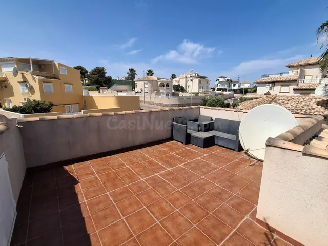 CHALET CON JARDÍN GRANDE, SÓTANO Y PISCINA PRIVADO! - foto 2