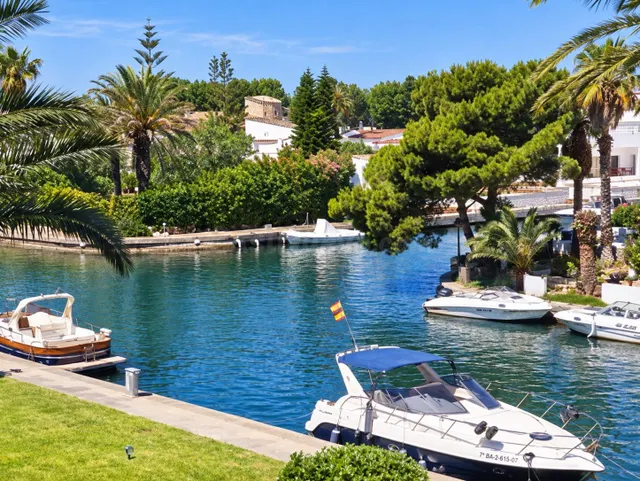 APARTAMENTO CON VISTAS AL CANAL Y TERRAZA EN EMPURIABRAVA - foto 2