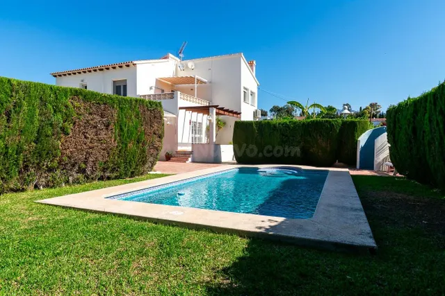Chalet de tres habitaciones, parking, garaje, piscina y gran