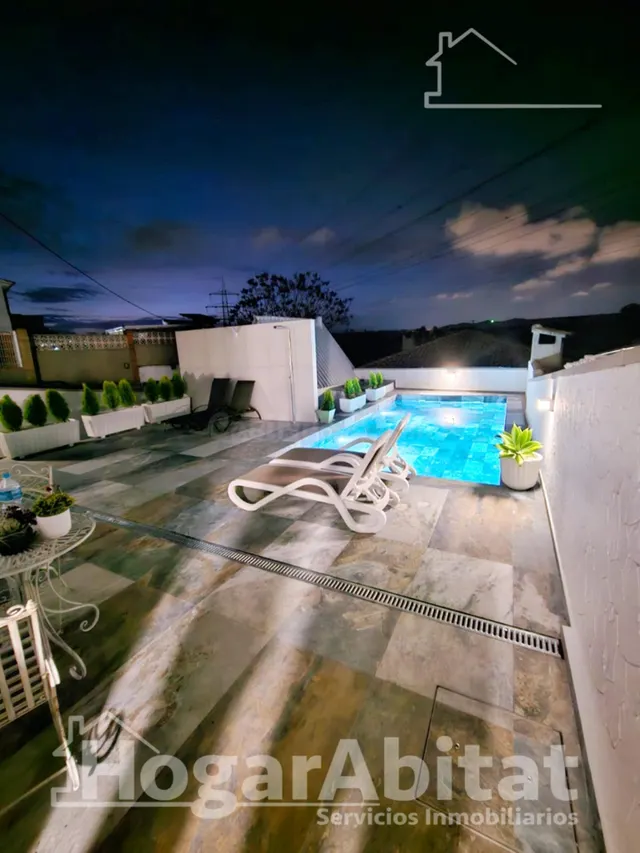 CHALET REFORMADO CON AMPLIO TERRENO, GARAJE, PISCINA Y TERRA