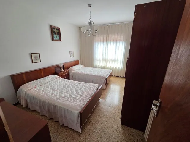 SE VENDE CASA, DOS PLANTAS, COCINA, SALÓN, 3 HAB., BAÑO. EN PLANTA BAJA LOCAL 95 M2. CALEFACCIÓN — 5