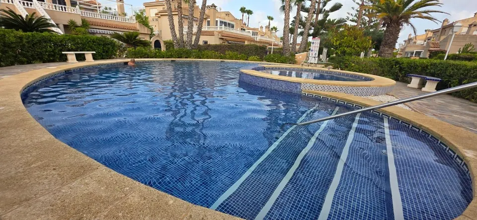 ORIHUELA-COSTA  MIRAFLORES, 2 HABS, 1 BAÑO RESIDENCIAL CON PISCINA ORIENTACION SUR GRAN ESTADO 199.900....