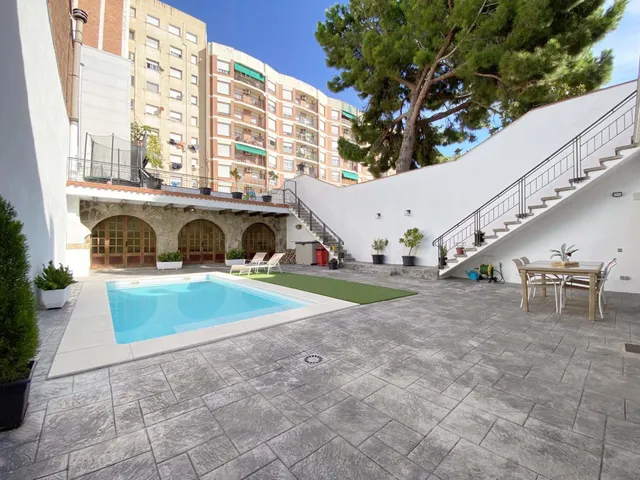 Chalet adosado en venta en Calle de Regàs — 37
