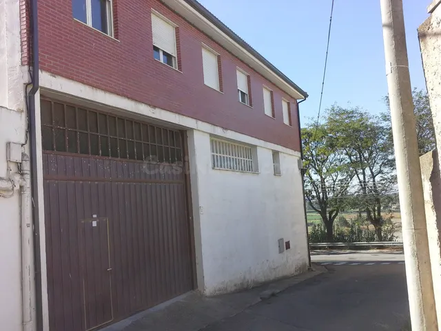 NAVE CON VIVIENDA UNIFAMILIAR EN CALLE ALFREDO LOPEZ, DEL BA