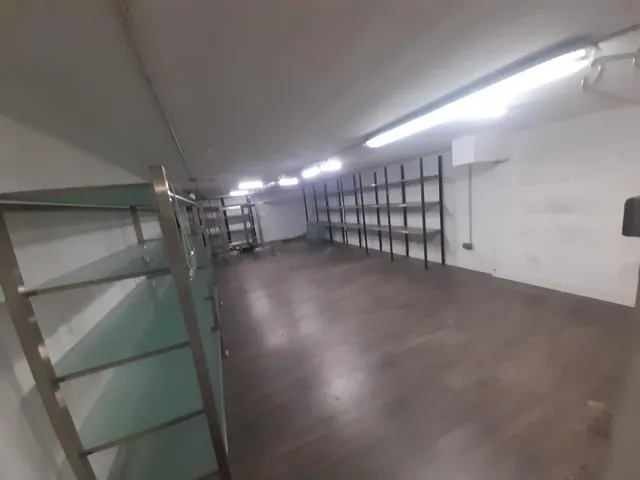 Se alquila local comercial en primera línea en Calle San Fernando de Santander. — 14