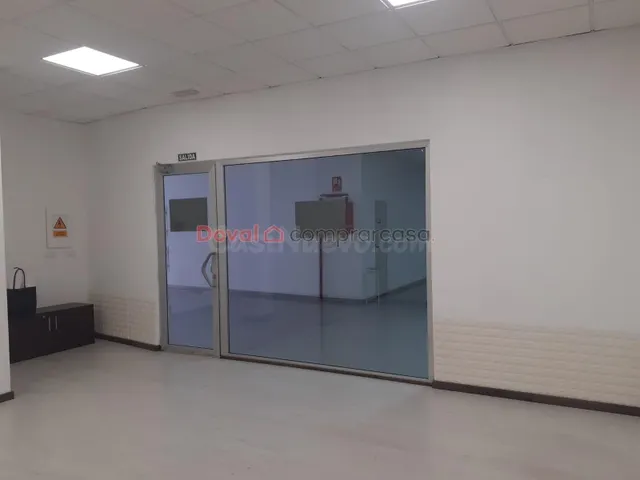 ALQUILER BAJO ACONDICIONADO CON GRAN ESCAPARATE - foto 2