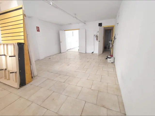 Local comercial en alquiler en Maracena - metro en la puerta - 70 m2 — 8