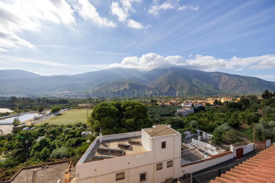Casa de 6 dormitorios con piscina privada, terrazas y espectaculares vistas en Órgiva – Granada