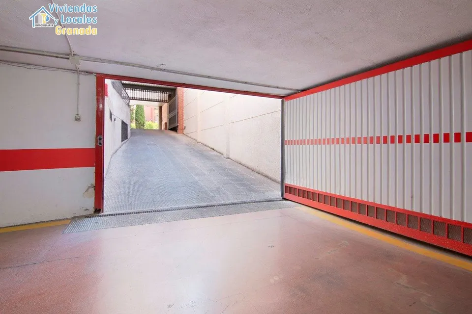 Camino de Ronda cercano a Caleta. Plaza de garaje en venta con acceso en rampa a 15.000€ cada una. A