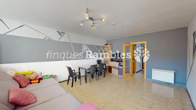 Amplio piso de 4 habitaciones en el centro de Vilanova del C