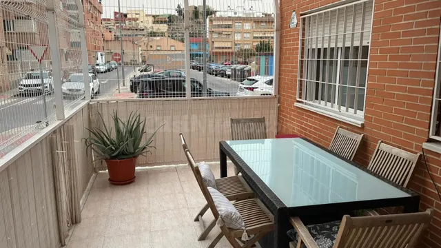 Tu Buena Casa te ofrece este piso en planta baja en Calle Hi