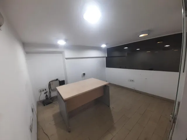 Se alquila local comercial en primera línea en Calle San Fernando de Santander. — 15