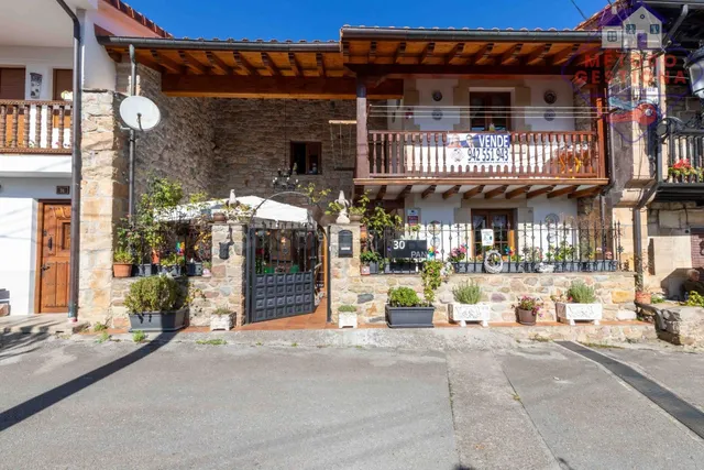 Casa de piedra y madera con dos terrazas en el corazon de Re