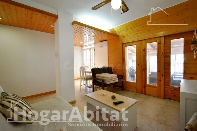 REFORMADO, ACOGEDOR CON TERRAZA EN PRIMERA LÍNEA DE PLAYA - foto 2