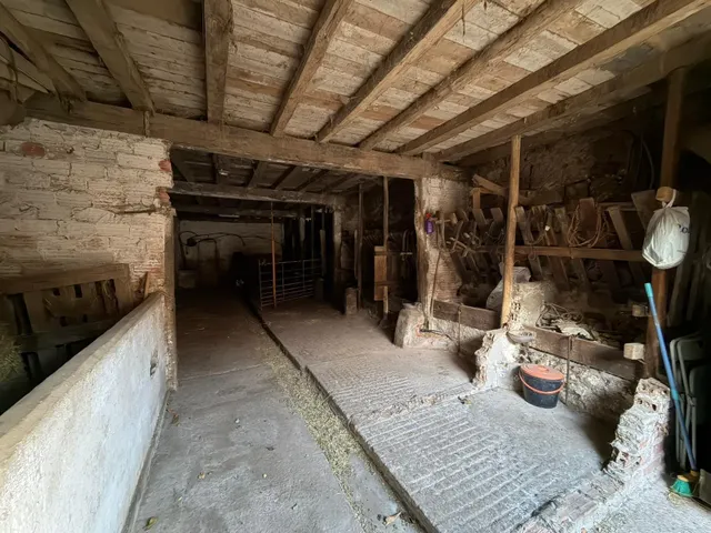 CUADRA DE PIEDRA CON GRAN POTENCIAL - foto 3