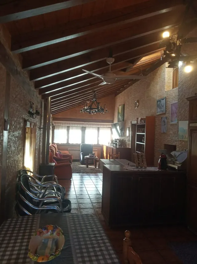 Céntrico !! Se Vende Chalet en Valle de Mena - foto 4